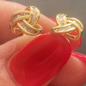 ON SALE NWT Genuine Natural Diamond Knot stud earrings 1/4 Ctw